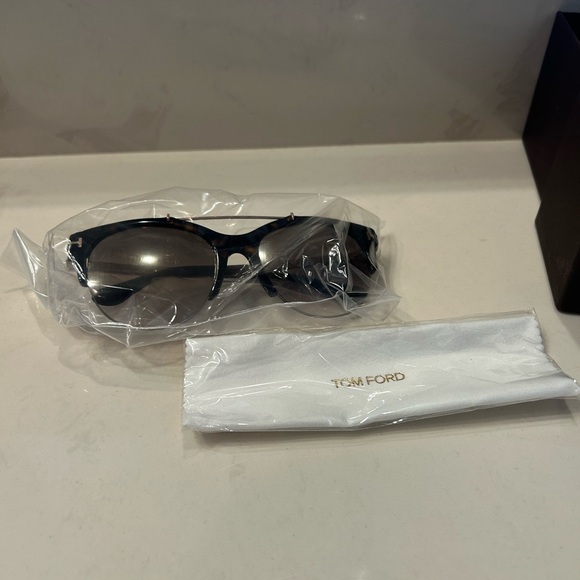 Tom Ford Sunglasses FT0517 - Picture 5 of 7